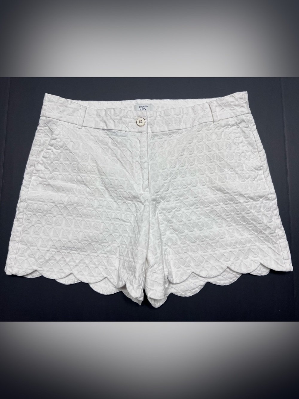 Crown & Ivy Shelby White Textured Scallop Hem Shorts Size 12